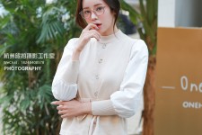 喀什兼职模特被摄影师亲(兼职模特被摄影师亲了)