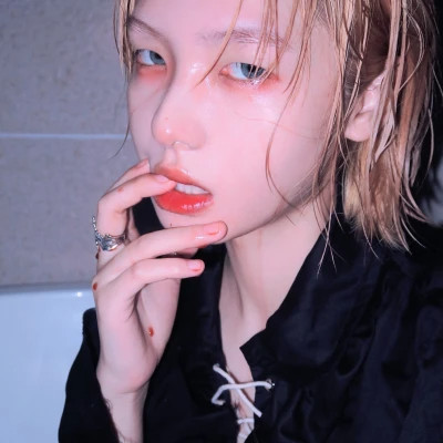 喀什伴游女生樱花漫舞的资料